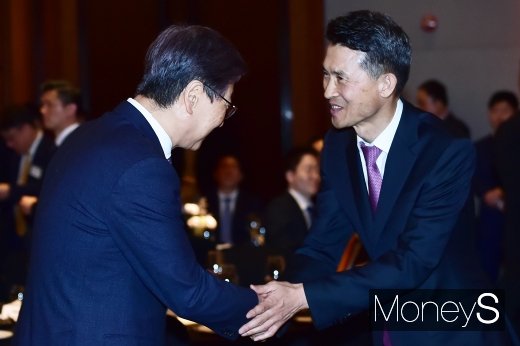 [머니S포토] 윤부근 삼전 부회장과 인사 나누는 박종면 머투 대표