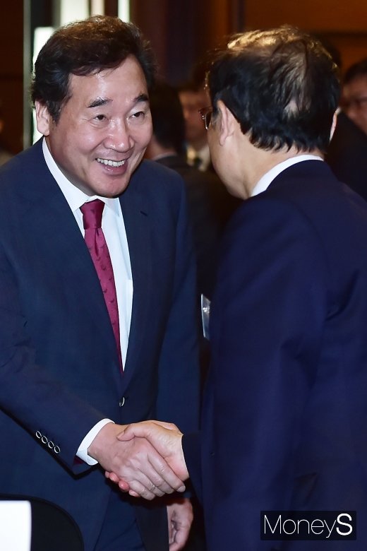 [머니S포토] 이낙연 총리와 인사 나누는 홍영표 원내대표