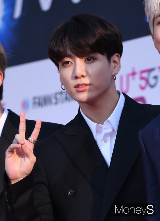 [머니S포토] 방탄소년단(BTS) 정국 '귀엽게 브이'(더팩트뮤직어워즈)
