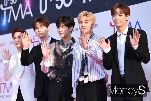 [머니S포토] 뉴이스트 '황민현 합류로 완전체'(더팩트뮤직어워즈)