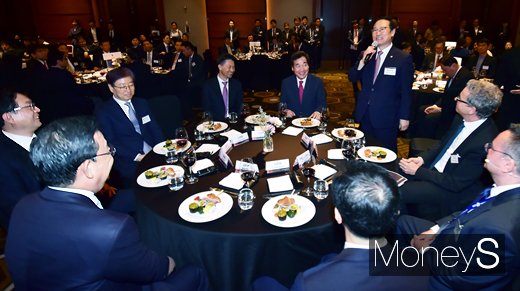 [머니S포토] 2019 키플랫폼, 건배사 전하는 홍영표 민주당 대표