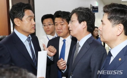 바른미래당 김관영 원내대표가 자당 소속 국회 사법개혁특위 간사 오신환 의원에 대한 사·보임계를 제출했다는 소식을 접한 유승민 의원, 오신환 의원을 비롯한 의원들이 24일 서울 여의도 국회 의사과를 찾아 확인한뒤 아직 제출되지 않았음을 알고 의견을 나누고 있다. /사진=뉴시스