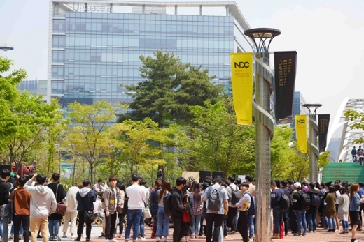 NDC 관람객들이 개막을 기다리며 줄을 서고 있다. /사진=넥슨