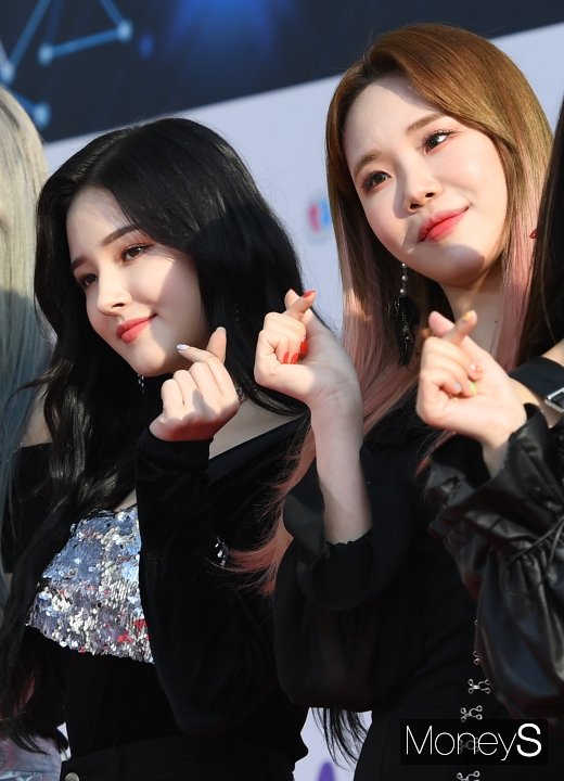 [머니S포토] 모모랜드 낸시·주이 '깜찍한 미니하트'(더팩트뮤직어워즈)