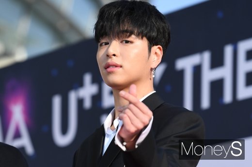 [머니S포토] 아이콘 구준회 '하트 뿅'(더팩트뮤직어워즈)