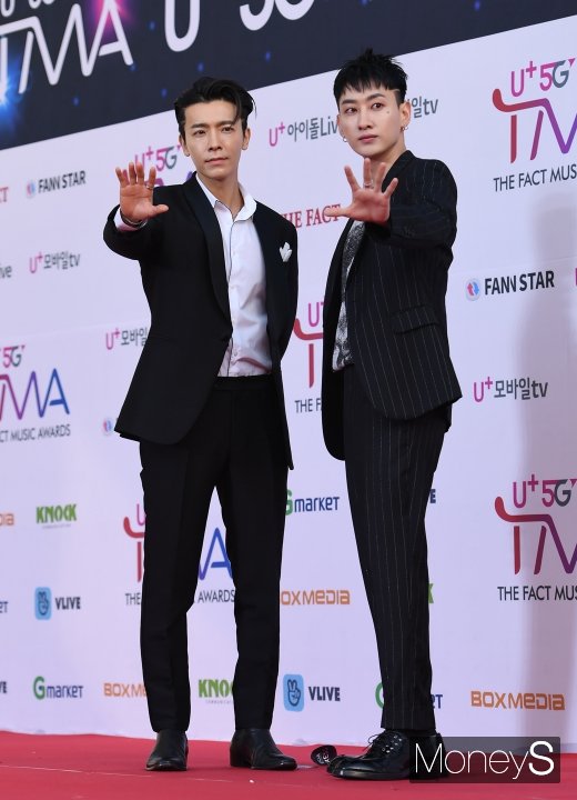 [머니S포토] 슈퍼주니어 동해·은혁 '오늘은 두명만'(더팩트뮤직어워즈)