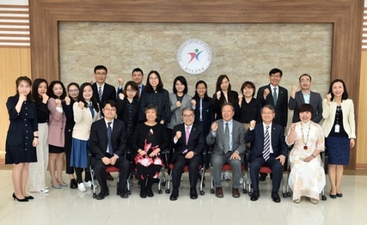 중국 ‘21세기교육연구원’ 양동핑 원장과 연구원 관계자 17명이 경기도교육청을 방문했다. / 사진제공=경기도교육청