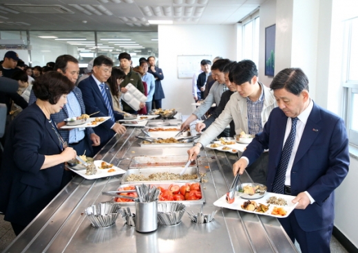 허성곤 김해시장(오른쪽 첫번째) 등이 24일 구내식당에서 가야푸드 먹는데이 행사에 동참했다./사진제공=김해시