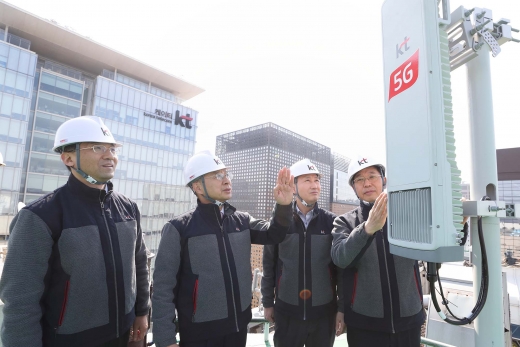 5G 기지국을 살펴보는 황창규 회장. /사진=KT