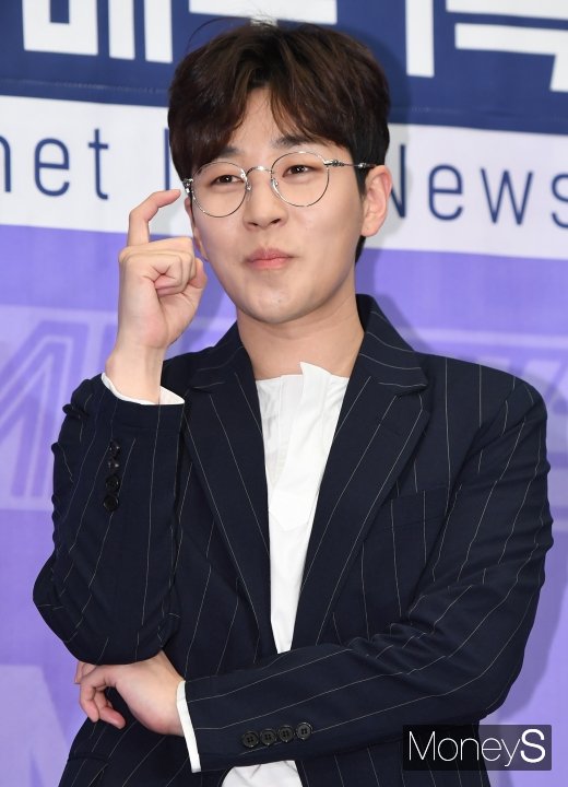 [머니S포토] 딘딘 '안경은 패션 포인트'