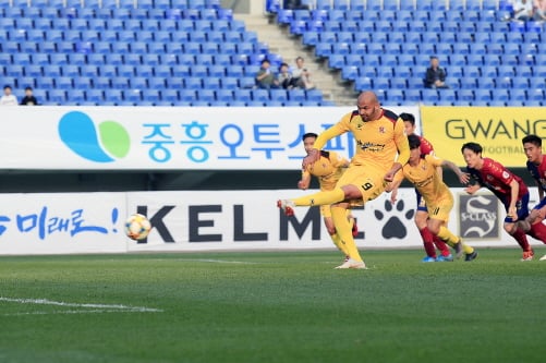 지난 20일 수원FC전 펠리페 페널티킥./사진제공=광주FC