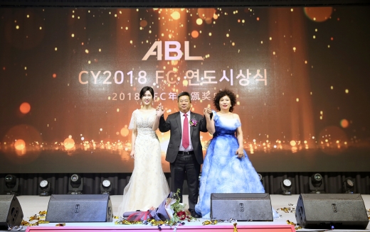 지난 24일 인천 영종도 네스트호텔에서 개최된 ABL생명 ‘2018 FC 연도평가 시상식’에서 시예저치앙 ABL생명 사장과 대상 수상자들이 기념촬영을 하고 있다. 왼쪽부터 세일즈 부문 대상 고은정 팀 매니저, 시예저치앙 ABL생명 사장, 명예대상 수상자인 곽장춘 FC명예이사./사진=ABL생명 제공
