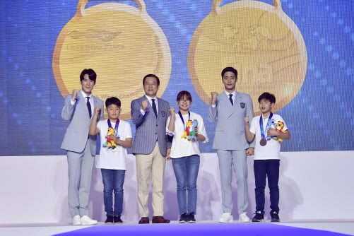 이용섭 광주광역시장(대회조직위원장)이 24일 오후 서울 JW 메리어트 호텔 서울 5층 그랜드 볼룸에서 열린 2019광주세계수영선수권대회 유니폼 패션쇼에 참석해 대회 홍보대사인 박태환 선수, 배우 성훈과 포즈를 취하고 있다./사진제공=광주광역시