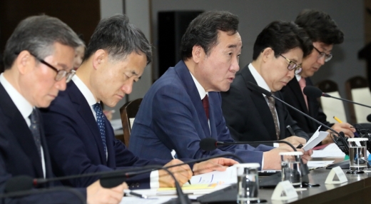 이낙연 국무총리가 25일 오전 정부세종청사에서 열린 국정현안점검조정회의에서 모두발언을 하고 있다. / 사진=뉴시스 강종민 기자