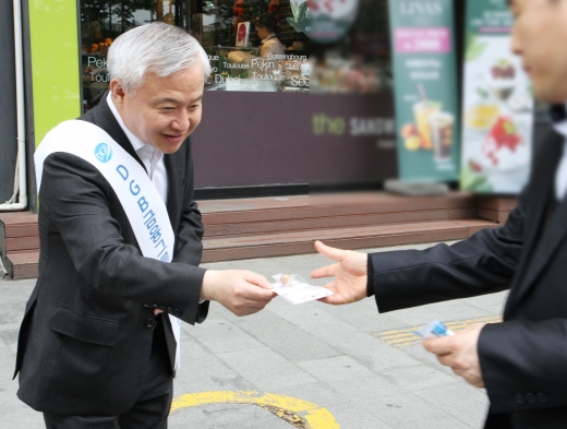 김경규 하이투자증권 사장(왼쪽)이 25일 오전 서울 여의도역 인근 지역에서 임직원들과 함께 출근길 시민들에게 씨드볼을 전달하고 있다. /사진=하이투자증권