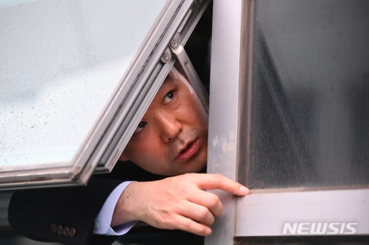 자유한국당 의원들이 차기 간사인 채이배 의원실을 점거하자 채 의원이 창문을 통해 기자들과 인터뷰하고 있다. /사진=뉴시스
