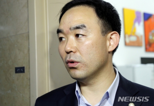 바른미래당 사법개혁특위 위원인 채이배 의원이 25일 오후 서울 영등포구 여의도 국회 본청 운영위원장실 앞에서 인터뷰를 하고 있다. /사진=뉴시스