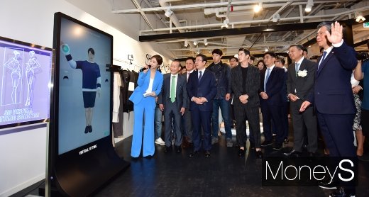 [머니S포토] 위드인 24 오픈, 의류생산 시연하는 성윤모 장관
