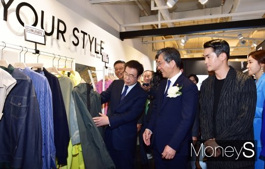 [머니S포토] 맞춤형 의류생산 시범매장 '위드인24' 오픈