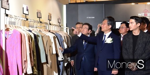 [머니S포토] 개인맞춤형 의류생산 시범매장 들린 성윤모와 박원순