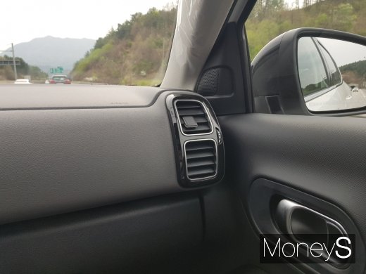 시트로엥 뉴 C5 에어크로스 SUV 내부. 보조석에서 바라본 모습. 사이드 미러가 작다. /사진=이지완 기자