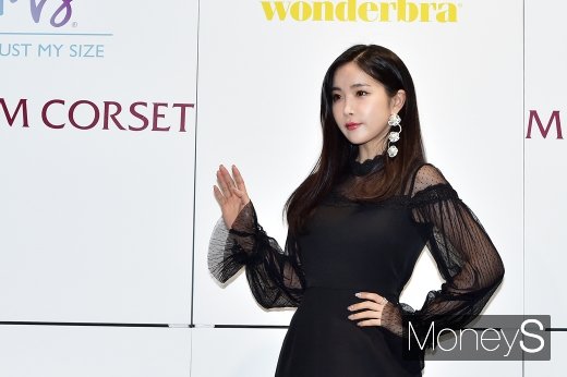 [머니S포토] 조현영, '블랙의상 속 돋보이는 레드 립'
