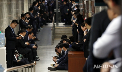 국회. 여야가 선거제 개편안과 사법제도 개혁안의 패스트트랙(신속처리안건) 지정을 놓고 충돌하면서 국회가 아수라장이 됐다. /사진=뉴시스