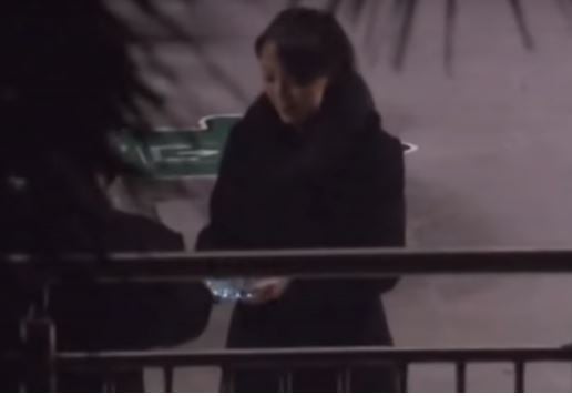 김여정 노동당 제1부부장이 김정은 북한 국무위원장에게 재떨이를 가져다 주는 모습./사진=일본 TBS 영상 캡처 