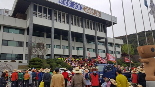 경기도청 신관건물 진입 시도중인 육견 종사자들. / 사진제공=경기도