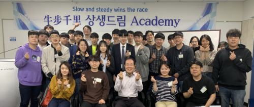 한국콜마는 상생 발전을 위한 사회공헌의 일환으로 교육 인프라가 부족한 중견∙중소기업 직원들에게 기업과 역사, 인문학을 융합한 교육 프로그램을 제공하는 ‘우보천리 상생드림 아카데미’를 개최했다. 한국콜마 윤동한 회장(앞줄 가운데)과 신입사원들이 기념 촬영을 하고 있다.