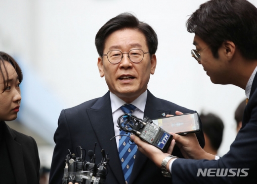 직권남용과 공직선거법 위반 혐의로 기소된 이재명 경기도지사가 25일 오후 경기 수원지방법원 성남지원에서 열린 결심공판에 출석하던 중 취재진의 질문에 답하고 있다. /사진=뉴시스
