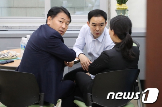 채이배 국회 사법개혁특별위원회 바른미래당 간사(가운데)와 김관영 원내대표, 권은희 의원이 25일 서울 여의도 국회 운영위원장실에서 대화를 나누고 있다. /사진=뉴스1