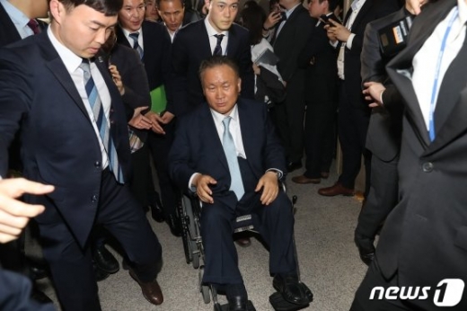 이상민 국회 사개특위원장이 25일 오후 서울 여의도 국회 운영위원장실로 홍영표 원내대표를 만나러 들어서고 있다/사진=뉴스1