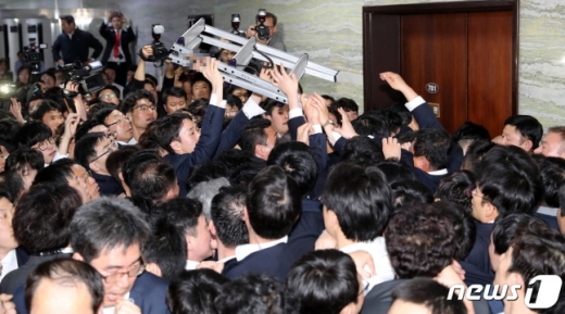 국회 사개특위 개의 1차 시도, 몸싸움 끝에 무산 (속보)