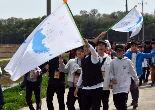▲ 경기도교육청(교육감이재정)은 서울특별시교육청(교육감조희연), 인천광역시교육청(교육감 도성훈)과 함께 4·27 판문점 선언 1주년을 맞아 27일 접경지역에서 학생 ‘평화선언 캠페인’을 갖는다고 밝혔다. / 이하 사진제공=경기도교육청