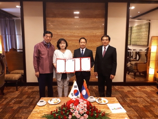 지난 25일 안산시가 라오스 노동사회복지부와 민간협력을 통한 교류협력 의향서를 체결한 가운데 윤화섭 안산시장(왼쪽 첫번째)과 관계자들이 기념촬영을 하고 있다. / 사진제공=안산시