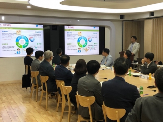 '2019년 도-시군 미세먼지 저감 대책회의’가 25일 경기도청 상황실에서 미세먼지 분야 도공무원 및 도내 31개 시군 미세먼지 담당부서장 등 40여명이 참석한 가운데 개최됐다. / 사진제공=경기도