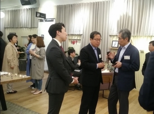 조광한 남양주시장이 3기 신도시 왕숙지구 자족시설 성공을 위해 스타트업 기업과 소통을 하고 있다. / 사진제공=남양주시 