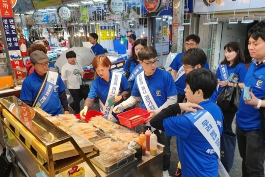 경기도 공직자들이 경기지역화폐 홍보를 위해 전통시장을 찾았다. / 사진제공=경기도 