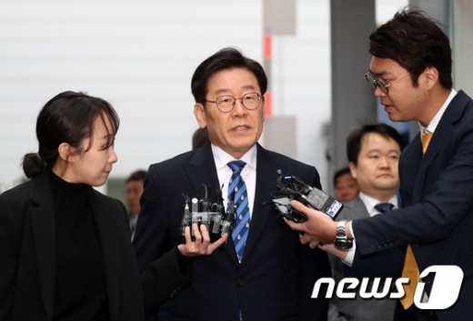 이재명 경기도지사가 25일 오후 경기도 성남시 수원지방법원 성남지원에서 열리는 결심공판에 출석하던 중 입장을 밝히고 있다. / 사진=뉴스1 