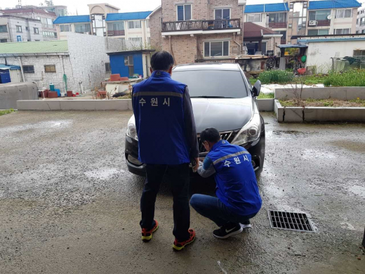 ▲ 수원시 도로교통관리사업소가 24~26일 충청남북도·전라남북도에서자동차 관련 과태료 체납 차량을 집중적으로 단속하고 체납 차량 번호판을 영치(領置)했다. / 사진제공=수원시