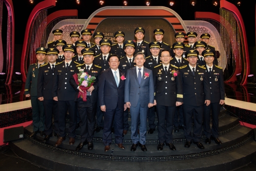 DB손해보험 김정남 사장(사진 맨 앞줄 오른쪽에서 다섯번째), 한국방송공사 양승동 사장 (오른쪽에서 네번째), 정문호 소방청장(오른쪽에서 세번째), 대상 수상자 양승용 부평소방서 소방관 (오른쪽에서 여섯번째)과 본상 수상자들이 함께 기념촬영을 하고 있다./사진=DB손해보험 제공