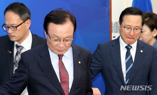 26일 오전 서울 여의도 국회에서 열린 민주당 최고위원회의에 참석하는 이해찬 대표(왼쪽)와 홍영표 원내대표. /사진=뉴시스