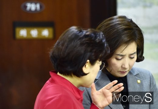 [머니S포토] 국회 의안과 앞 의견 나누는 나경원