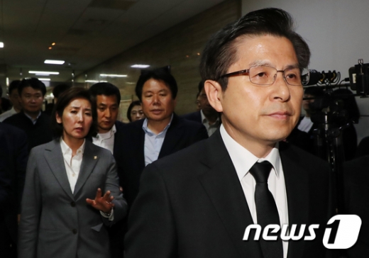 황교안 자유한국당 대표가 26일 서울 여의도 국회에서 공수처 법안 패스트트랙 저지 농성장으로 이동하고 있다. /사진=뉴스1