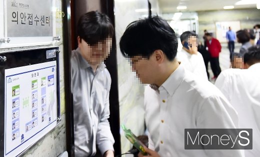 [머니S포토] 패스트트랙 여야 밤샘 대치 속 잠시 휴전