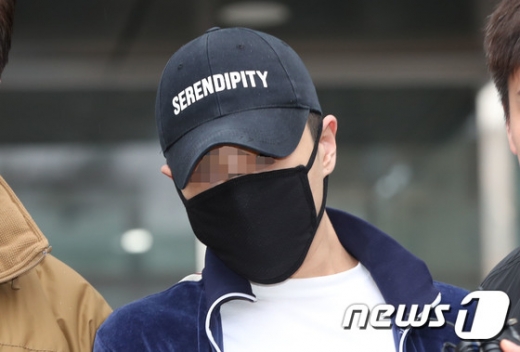 버닝썬 이문호 대표 검찰송치. 마약 투약 혐의를 받고 있는 강남 클럽 '버닝썬' 이문호 대표가 26일 검찰에 송치됐다. 이날 오전 이문호 대표가 서울 성북경찰서에서 호송차량으로 향하고 있다. /사진=뉴스1