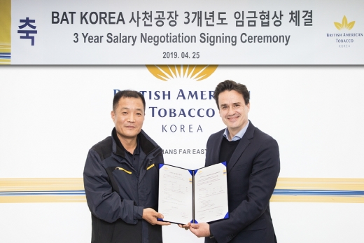 BAT코리아제조㈜ 노사 대표 구성일 노동조합 위원장(왼)과 매튜 쥬에리 사장(오)