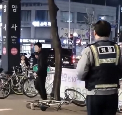 암사역. 서울 강동구 암사역 인근에서 친구에게 흉기를 휘둘러 상해를 입혀 기소된 한모씨(19)가 집행유예 선고를 받았다. /사진=암사역 사건 유튜브 화면 캡처