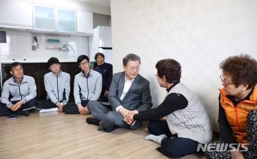 문재인 대통령이 26일 강원도 속초시 서울시공무원연수원에 마련된 강원도 산불피해 이재민 거주시설을 방문해 이재민들을 위로하고 있다. /사진=뉴시스
